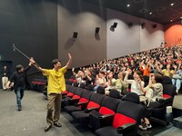 鹿児島での「宝島」舞台挨拶付き先行上映の様子。観客に手を振る妻夫木聡（手前）、大友啓史（奥）