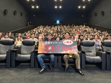 熊本での「宝島」舞台挨拶付き先行上映の様子。前列左から大友啓史、妻夫木聡