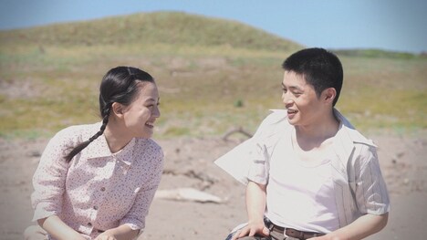 「なぜ君は戦争に？ 綾瀬はるか×news23」ドラマパートより、上坂樹里演じる芳子（左）と、大原由暉演じる大木正夫（右）