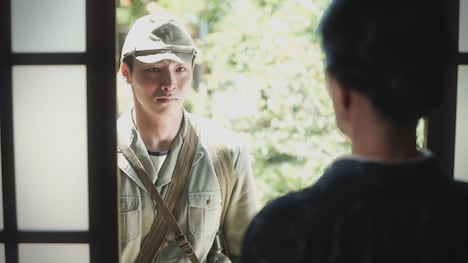 「なぜ君は戦争に？ 綾瀬はるか×news23」ドラマパートより、八村倫太郎演じる復員兵