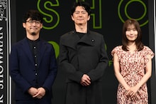 「ブラック・ショーマン」完成報告会の様子。左から田中亮、福山雅治、有村架純