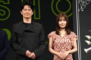 「ブラック・ショーマン」完成報告会の様子。左から福山雅治、有村架純