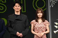 「ブラック・ショーマン」完成報告会の様子。左から福山雅治、有村架純