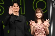 「ブラック・ショーマン」完成報告会の様子。左から福山雅治、有村架純