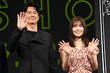「ブラック・ショーマン」完成報告会の様子。左から福山雅治、有村架純