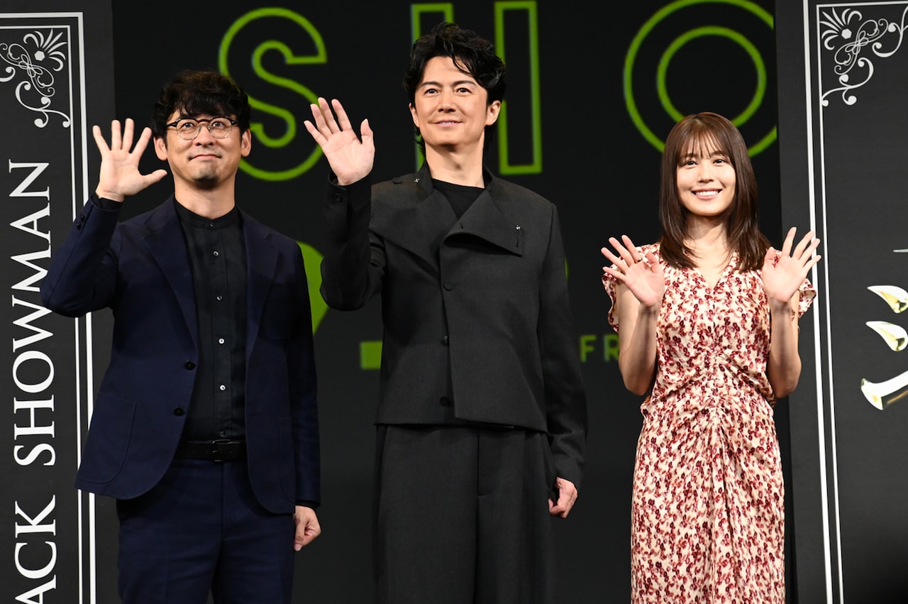 「ブラック・ショーマン」完成報告会の様子。左から田中亮、福山雅治、有村架純