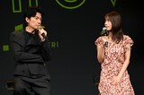 「ブラック・ショーマン」で初共演を果たした福山雅治（左）と有村架純（右）
