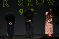 「ブラック・ショーマン」完成報告会の様子。左から田中亮、福山雅治、有村架純