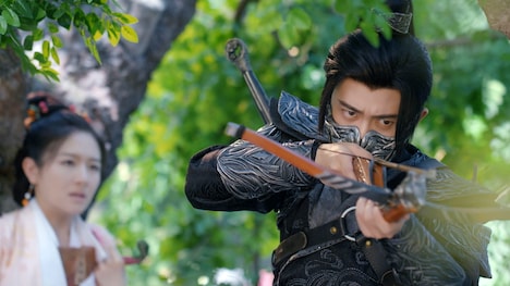 表では有能な皇帝の寵臣、裏では仮面の刺客として暗躍する衛昭 / 蕭無瑕（右）。演じるのは中国ドラマ「美人骨」シリーズなどで知られるアレン・レン（任嘉倫）