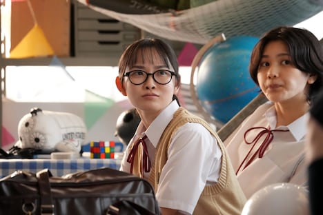 夜ドラ「いつか、無重力の宙（そら）で」より、山下桐里演じる高校時代の木内晴子