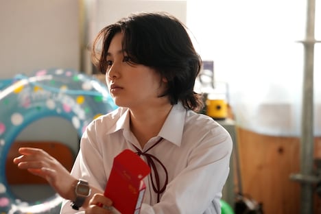 夜ドラ「いつか、無重力の宙（そら）で」より、白倉碧空演じる高校時代の水原周