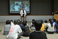 映画制作ワークショップ「映画と夏の7日間」にて、子供たちに“映画監督とは？”を説明する是枝裕和