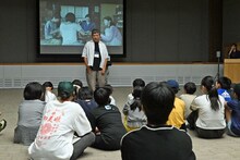 映画制作ワークショップ「映画と夏の7日間」にて、子供たちに“映画監督とは？”を説明する是枝裕和