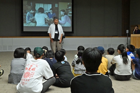 映画制作ワークショップ「映画と夏の7日間」にて、子供たちに“映画監督とは?”を説明する是枝裕和