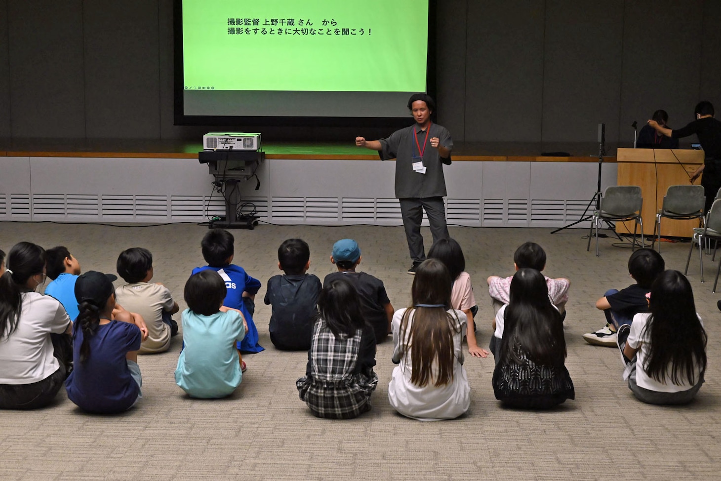 映画制作ワークショップ「映画と夏の7日間」にて、子供たちにカメラマンの役割を説明する撮影監督・上野千蔵