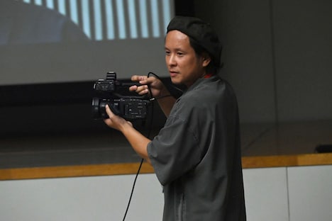 カメラを使って実践してみせる撮影監督・上野千蔵