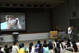 撮影監督・上野千蔵が(右)がカメラを使って実践する様子。是枝裕和(右から2番目)は大げさに演技をしてみせる