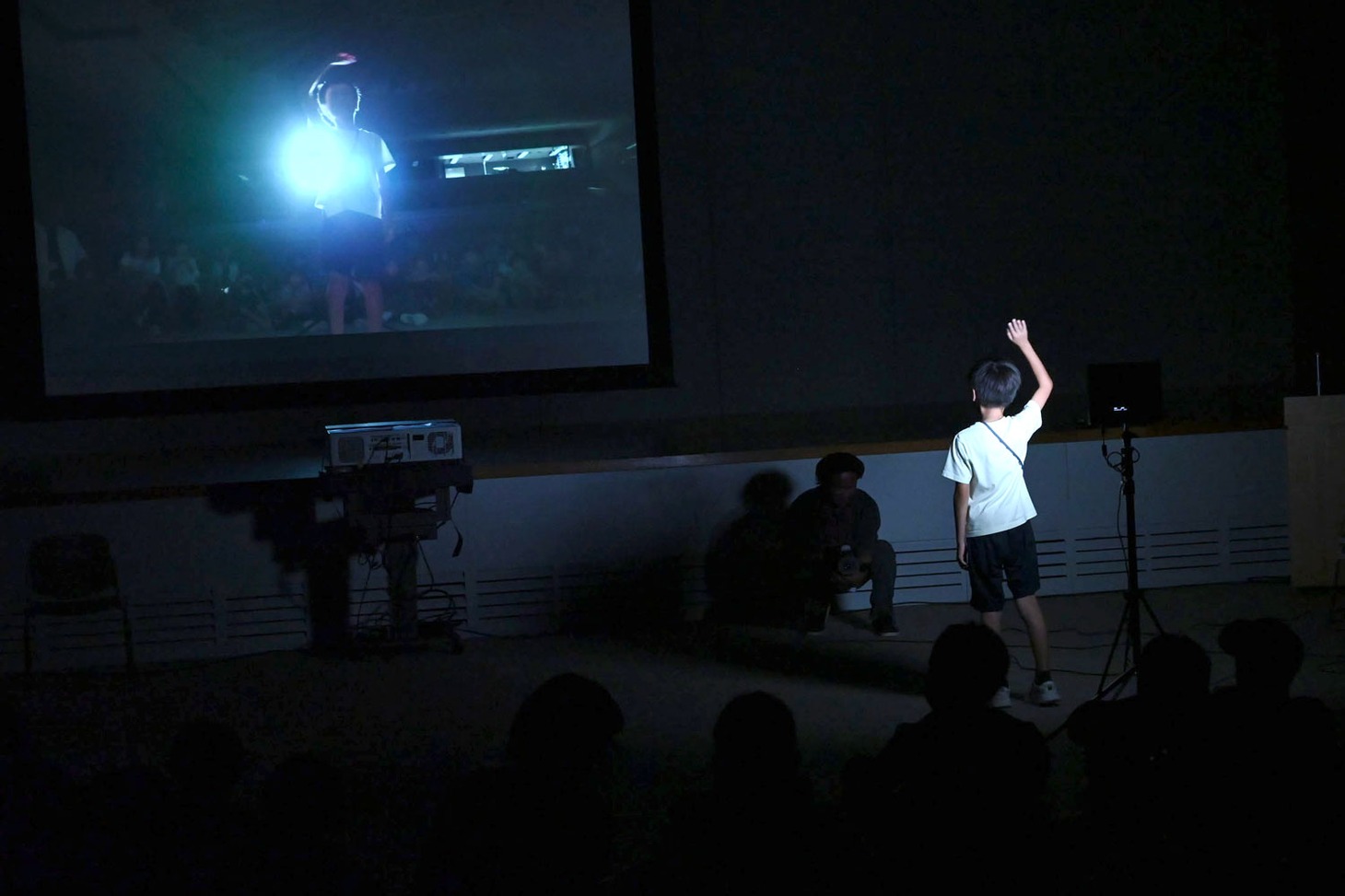 撮影監督・上野千蔵が照明を使った撮影方法をレクチャーする様子