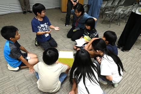 講師の大人たちに相談しながら、映画の構想を練り上げる子供たち