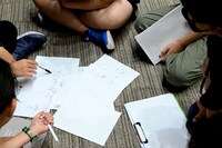 スケッチで映画のイメージを擦り合わせる様子