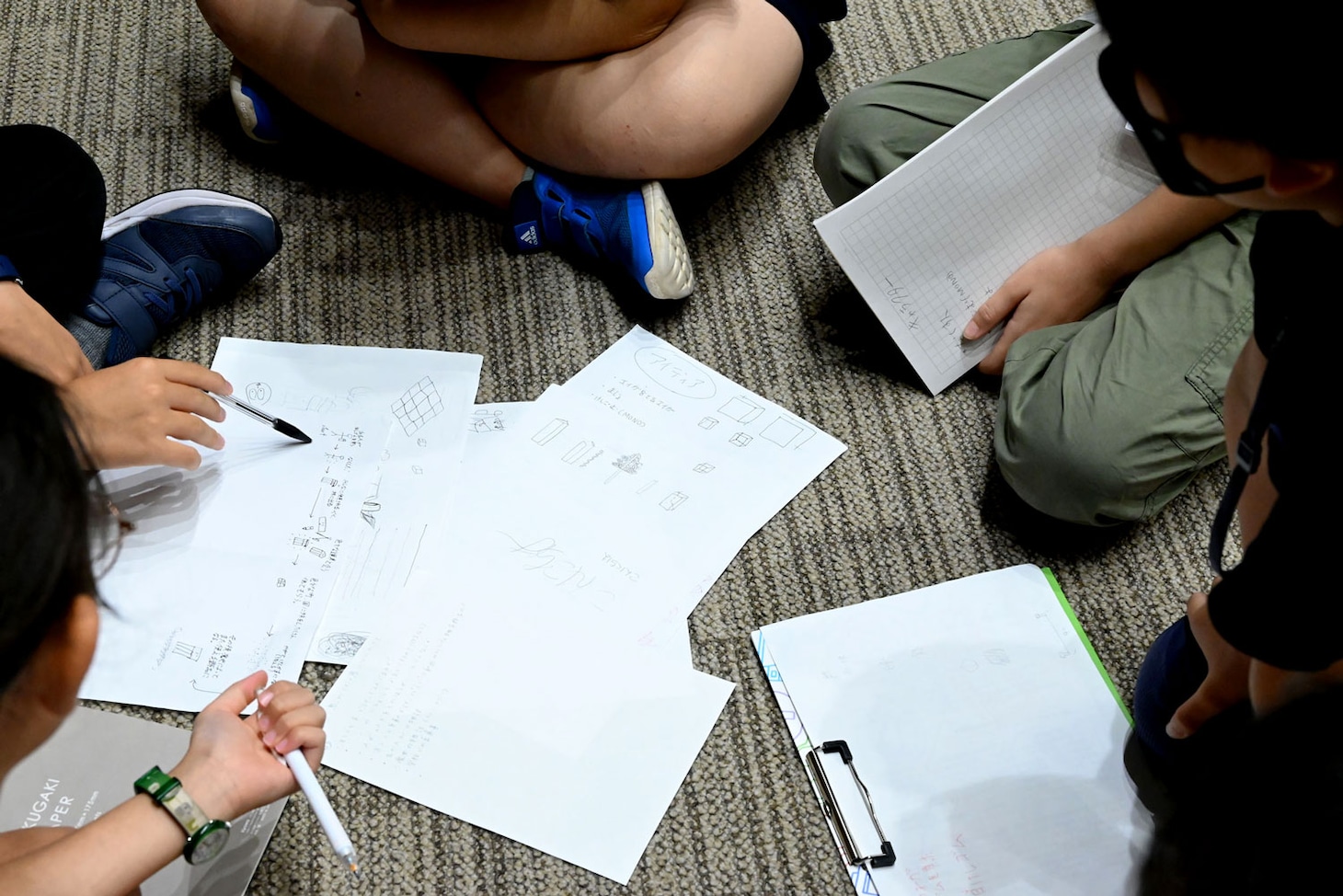 スケッチで映画のイメージを擦り合わせる様子