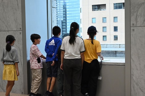 ロケハンで施設内を歩き回る子供たち