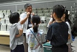 子供たちにアドバイスを送る是枝裕和(奥)