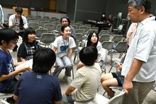 子供たちにアドバイスを送る是枝裕和（右）