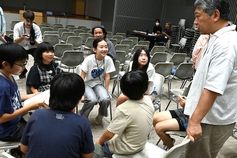 子供たちにアドバイスを送る是枝裕和(右)