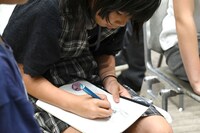 映画の登場人物をイラスト化する様子