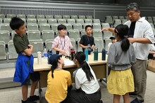 子供たちにアドバイスを送る是枝裕和（右）