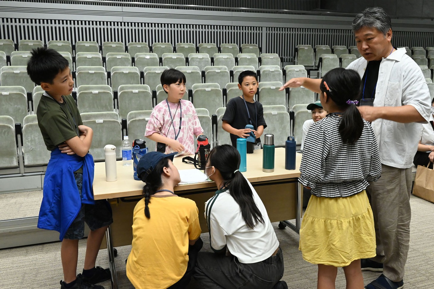 子供たちにアドバイスを送る是枝裕和（右）