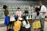 子供たちにアドバイスを送る是枝裕和(右)