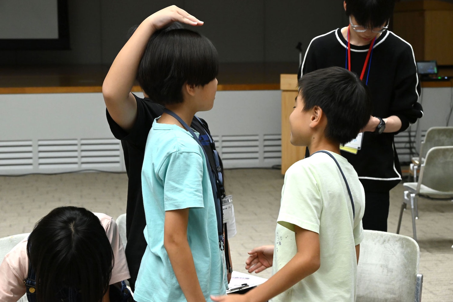 背比べをして、登場人物のイメージに合ったキャスティングを行う様子