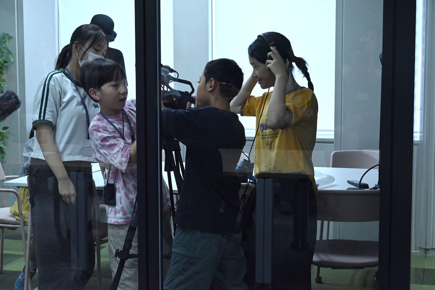 映画制作ワークショップ「映画と夏の7日間」にて、実際に撮影を行う子供たち