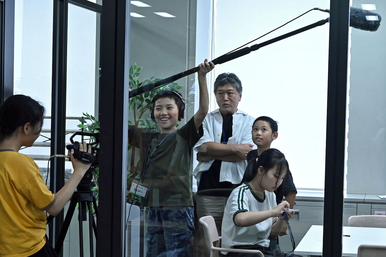 映画制作ワークショップ「映画と夏の7日間」にて、子供たちの撮影現場を是枝裕和（中央奥）が見守る様子