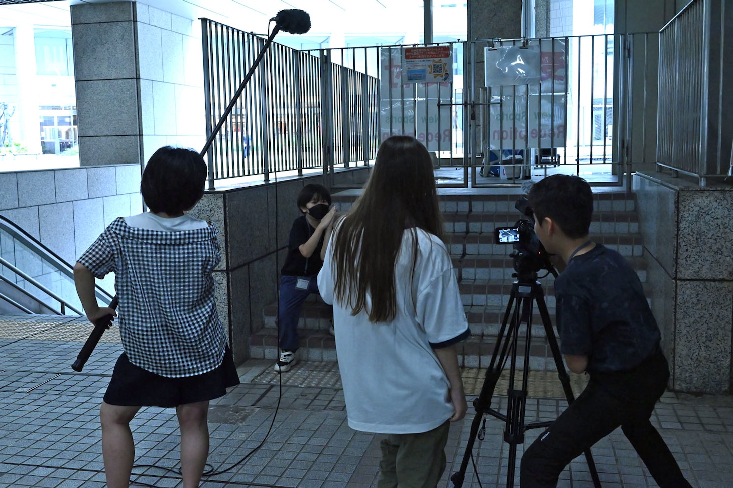 映画制作ワークショップ「映画と夏の7日間」にて、実際に撮影を行う子供たち