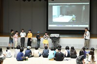 映画制作ワークショップ「映画と夏の7日間」にて、ラッシュ映像の披露が終わり、アドバイスを送る是枝裕和（右）