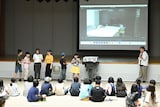 映画制作ワークショップ「映画と夏の7日間」にて、ラッシュ映像の披露が終わり、アドバイスを送る是枝裕和(右)