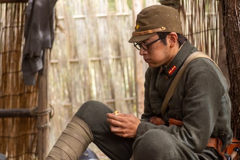 「あんぱん」より、ゆで卵を食べる嵩