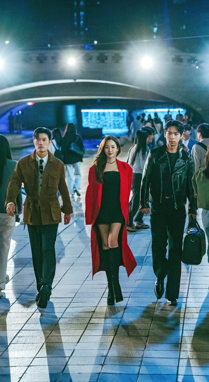 「コンフィデンスマンKR」場面写真。左からパク・ヒスン演じるジェームズ、パク・ミニョン演じるユン・イラン、チュ・ジョンヒョク演じるミョン・グホ ©2025 TME Group Co.,Ltd. All Rights Reserved.