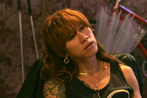 映画「ナイトフラワー」より、渋谷龍太（SUPER BEAVER）演じる麻薬密売の元締めサトウ