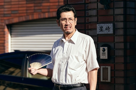 映画「ナイトフラワー」より、渋川清彦演じる探偵の岩倉