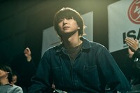 映画「ナイトフラワー」より、佐久間大介（Snow Man）演じる多摩恵の幼なじみ池田海