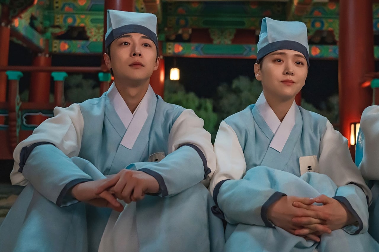 韓国ドラマ「チェックイン漢陽（ハニャン）」より、ペ・イニョク演じるイ・ウノ（左）、キム・ジウン演じるホン・ドクス（右）