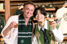 左からトム・フェルトン、松島聡（timelesz）