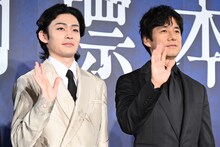 左から市川染五郎、西島秀俊