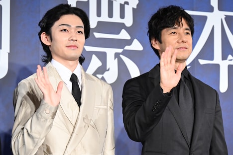 左から市川染五郎、西島秀俊