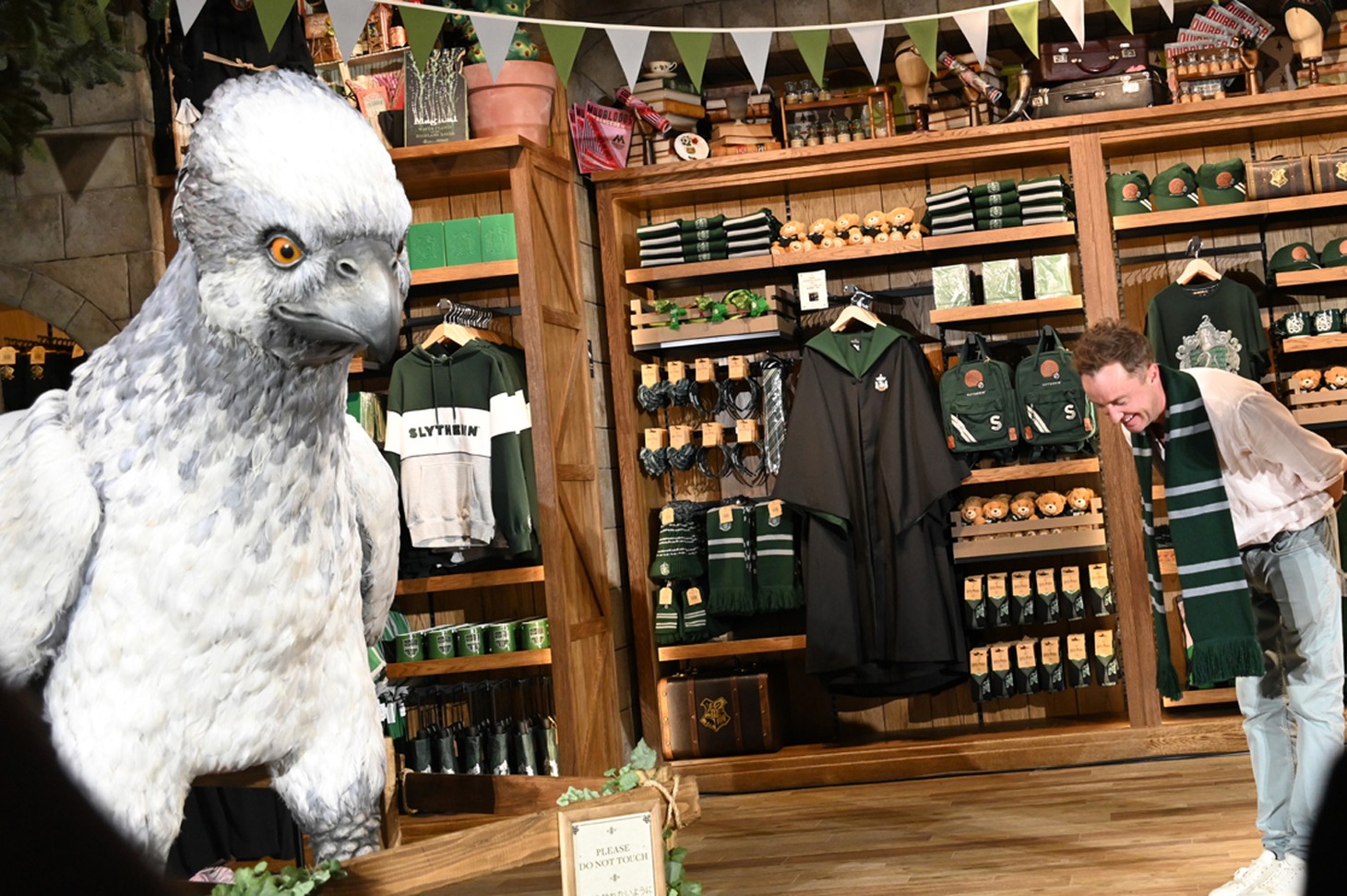 バックビークに一礼するトム・フェルトン（右）