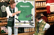 トム・フェルトン（左）からのプレゼントに、腰を抜かすほど喜ぶ松島聡（右）